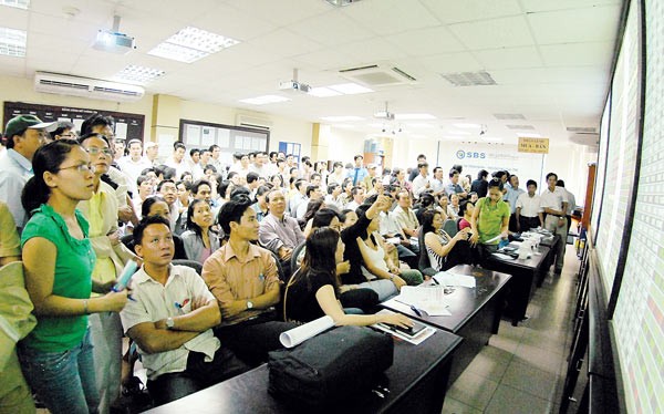 Traders on the floor of the HCMC Stock Exchange (Photo: SGGP) Traders on the floor of the HCMC Stock Exchange (Photo: SGGP)